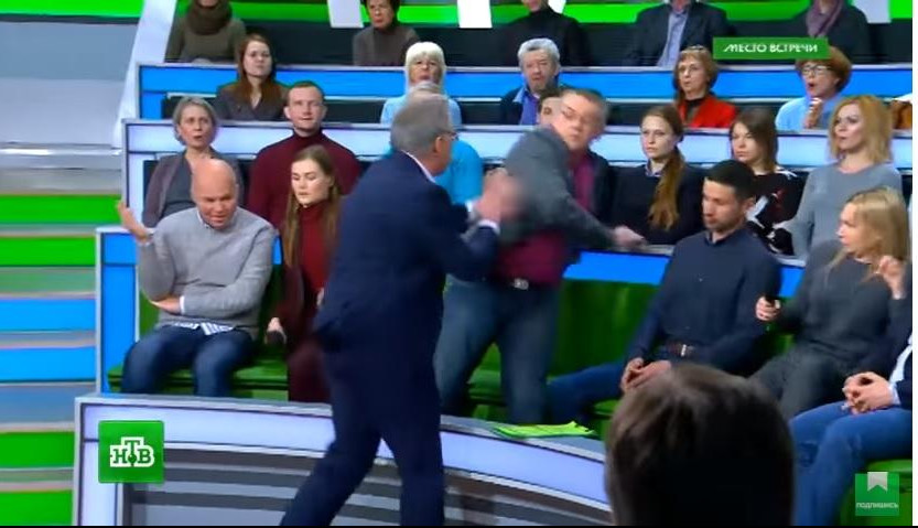 (VIDEO) BOKS MEČ RUSA I UKRAJINCA UŽIVO NA TV: Verbalni argumenti im nisu bili dovoljni, PA SU SE UBEĐIVALI PESNICAMA! 